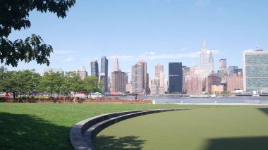 New York City, ABD - 30 Ağustos 2023: Waterfront Skyline, Manhattan Midtown binaları, nehir manzaralı gökdelenler, Doğu Nehri suyu. Hunters Point, Long Island, Queens 'ten liman kenti manzarası.