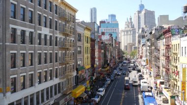 New York, ABD - 14 Eylül 2023: Manhattan Çin Mahallesi Doğu Broadway Caddesi, Çin etnik bölgesi mimarisi, küçük Fuzhou, ABD. Şehir merkezindeki Dünya Ticaret Merkezi Kulesi. Manhattan Köprüsü.