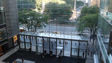 New York, Birleşik Devletler - 14 Eylül 2023: Columbus Circle, Central Park yakınlarındaki Broadway caddesi. Manhattan Midtown mimarisi. ABD şehir karayolu trafiği Deutsche Bank Center 'ın penceresinden. Sarı taksi.