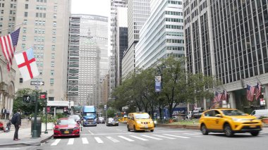 New York, ABD - 11 Eylül 2023 Manhattan Midtown Caddesi, Park Avenue kavşağı. ABD 'de şehir trafiği. İnsanlar yayalar, zebra yaya geçidi. Sarı bir taksi. Metal Yaşam.