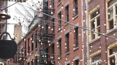 New York City klasik bina mimarisi. Evin dış cephesi. ABD 'de gayrimenkul. Tipik kırmızı tuğla cephesi. Manhattan şehir merkezi finans bölgesi, Stone Caddesi. Yangın merdiveni.