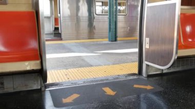 New York metro treni, metropolitan vagonun içinde. Birleşik Devletler metro taşımacılığı, NYC yolcu taşımacılığı, halk yeraltı tren yolu. Demiryolu trafiği. Açık hava istasyonunun boş platformu.