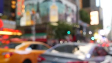 New York City Times Meydanı, Manhattan Midtown Broadway Caddesi, ABD. Amerikan NYC sarı taksi, şehir trafiği. - İnsanlar. Reklam tabelaları, ticari reklamlar, parlayan reklam panoları..