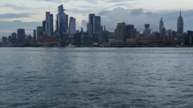 New York City rıhtımı, Manhattan Midtown Hudson Yards binaları, nehir manzaralı gökdelenler. Hoboken, New Jersey 'deki Pier A Park' tan rıhtım manzarası. Birleşik Devletler mimarisi. Hudson Nehri.