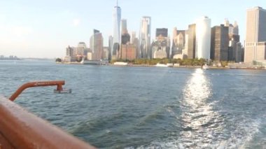 New York City feribottan Staten Island 'a ufuk çizgisi. Manhattan şehir merkezinde. Feribottan Dünya Ticaret Merkezi gökdelenine. Nehir kıyısı günbatımı manzarası, nehir kenarındaki binalar, Fidi, ABD