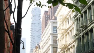 Broadway caddesi yakınlarındaki New York City Manhattan Soho moda bölgesi. Amerikan şehir binası cephesi, eski Amerikan mimarisi. New York, Amerika 'dan alışveriş. İş ve emlak işleri. Fener.