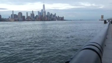 New York City rıhtımı, Manhattan şehir merkezi finans bölgesi, Dünya Ticaret Merkezi binası, nehir manzaralı gökdelenler. A iskelesinden, Hoboken, New Jersey. Birleşik Devletler mimarisi. Hudson Nehri