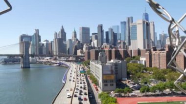 Manhattan Köprüsü 'nden Brooklyn Köprüsü. New York City şehir merkezi, finans bölgesi şehir merkezi, Dünya Ticaret Merkezi. FDR Drive karayolu üzerindeki taşımacılık trafiği, Doğu Nehri suyu, ABD.