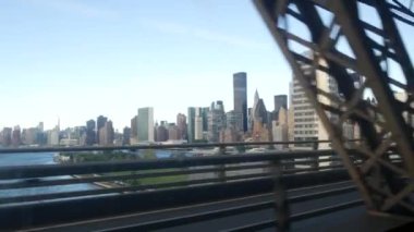New York City Queensboro köprüsü Manhattan 'dan Queens' e. Kirli otobüs penceresinden kamera sallamak. Şehir merkezi toplu taşıma trafiği. Roosevelt Adası, Amerika Birleşik Devletleri. Chrysler, WTC, Empire State Binası.