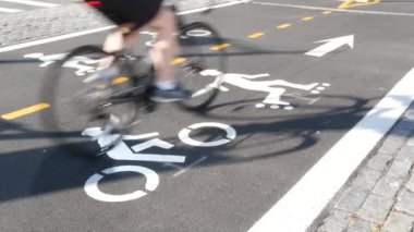 Bisiklet şeridi asfalt levhası, New York. Bisiklet yolu, bisikletçiler için bisiklet yolu, Manhattan. Patenler ve patenler için harika bir yol. Eğlence amaçlı spor etkinliği altyapısı, motosiklet bisikleti, ABD.