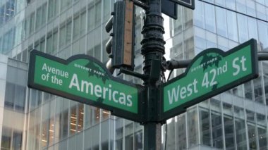 New York City kavşağı, 42 sokak kavşağı yeşil yol tabelası. 6. Cadde, Amerika Bulvarı, Midtown İş Bölgesi, New York, Bryant Park. Yükselen gökdelen mimarisi, metin yol işareti.