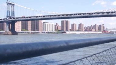 New York City Manhattan Köprüsü, Brooklyn kıyısı, Birleşik Devletler. Dumbo nehri kıyısı, doğu nehri. ABD seyahat rotası. Kablolu yayın köprüsü, nehir kenarı parkı, konut binaları.