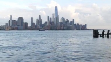 New York City rıhtımı, Manhattan şehir merkezi finans bölgesi, Dünya Ticaret Merkezi binası, nehir manzaralı gökdelenler. A iskelesinden, Hoboken, New Jersey. Birleşik Devletler mimarisi. Hudson Nehri