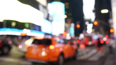 New York City Times Meydanı, Manhattan Midtown Broadway Caddesi, ABD. Amerikan NYC sarı taksi, şehir trafiği. - İnsanlar. Reklam tabelaları, ticari reklamlar, parlayan reklam panoları..