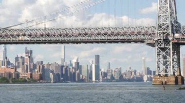 Feribottan New York City silueti. Manhattan şehir merkezindeki gökdelenler feribottan görünüyor. Doğu nehri kıyısı manzarası, nehir kıyısındaki binalar ABD suları yakınında. Williamsburg Köprüsü