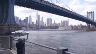 New York City Manhattan Köprüsü gözcüsü, kule görüntüleme dürbünü, Brooklyn, Dumbo, ABD. Şehir merkezindeki rıhtım manzarası, gökdelen silüeti. Riverfront turizm güvertesi, East River. Dünya Ticaret Merkezi.