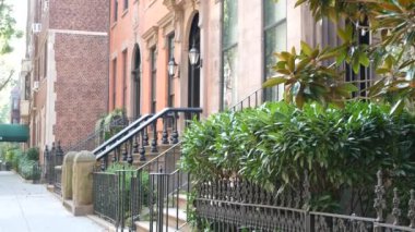 New York City konak binası, Brooklyn Heights yerleşim bölgesi, ABD. Brownstone şehir mimarisi, bağlı ev. Amerika Birleşik Devletleri emlak, Amerikan mülkü, New York 'ta apartmanlar ve evler.