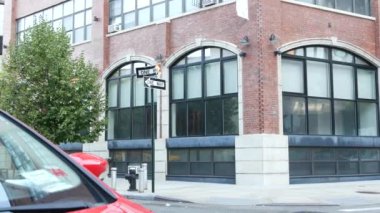 New York caddesi kavşağı, ulaşım yolu kavşağı. Queens, Long Island, Hunters Point, New York, ABD 'de bir köşe. Büyük pencereler ve yangın musluğu. Sanayi tipi çatı katı..
