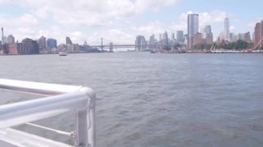 Feribot ile New York City şehir merkezinin silueti. Manhattan ve Brooklyn köprüsü. Feribottan Dünya Ticaret Merkezi gökdelenine. Doğu nehri kıyısı manzarası, nehir kenarındaki binalar, ABD.