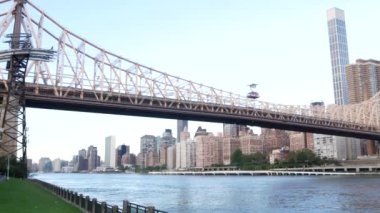 New York City rıhtımı, Queensboro Köprüsü, Manhattan Midtown binaları, nehir manzaralı gökdelenler. Roosevelt Adası 'ndan deniz kenarı manzarası. Birleşik Devletler mimarisi ve gayrimenkul.
