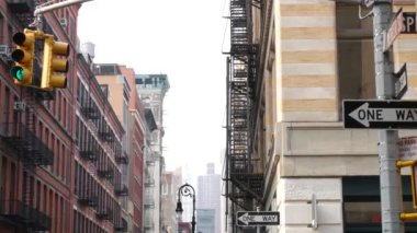 Broadway caddesi yakınlarındaki New York City Manhattan Soho moda bölgesi. Amerikan şehir binası cephesi, eski klasik Amerikan mimarisi. New York, Amerika 'dan alışveriş. İş ve konut mülkleri.