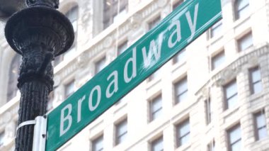 Broadway caddesi tabelası, Manhattan şehir merkezi mimarisi, New York köşesi. Trafik levhası. Madison Square Park yakınlarındaki Flatiron Binası. 23. Cadde, Bway ve 5. Cadde 'nin kesiştiği yerde..