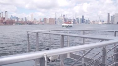 Feribottan New York City silueti. Manhattan şehir merkezinde, feribottan yükselen gökdelenler. Doğu nehri kıyısı manzarası, nehir kenarı mimarisi, ABD. Empire State, Chrysler Binası.