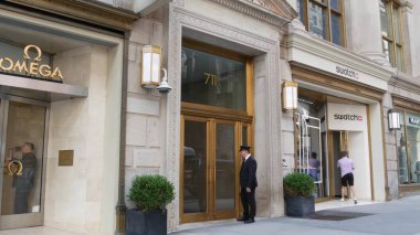 New York, Birleşik Devletler - 11 Eylül 2023 Manhattan Midtown Caddesi, Beşinci Cadde. Amerikan şehir manzarası, ABD. İnsanlar kaldırımda yayalar çiziyor. Lüks moda alışverişi için butik mağazaları.