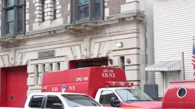 New York, ABD - 30 Ağustos 2023: NYFD arabası, ABD itfaiye aracı, Amerikan itfaiye aracı veya New York caddesinde itfaiye aracı. İtfaiyeciler kırmızı kapılar, FD binası ya da salon. Kraliçeler