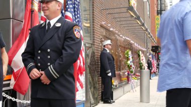 New York City, ABD - 11 Eylül 2023: İtfaiyeciler Vatanseverlik Günü 'nü kutladı. 911 'i onurlandıran muhafız, anma duvarı, FDNY anma yıldönümü. İtfaiye İstasyonu, Manhattan 10 İtfaiye Merkezi.