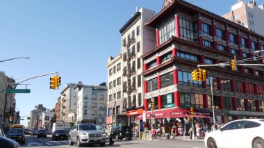 New York City, ABD - 14 Eylül 2023: Manhattan Çin Mahallesi Kanalı ve Centre Caddesi kavşağı, Çin etnik bölgesi mimarisi, ABD. Hediyelik eşya dükkanı, geleneksel bina. NYC yol trafiği, millet.