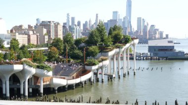 New York, ABD - 1 Eylül 2023, Little Island Park. Manhattan şehir merkezi Finans Bölgesi ufuk çizgisi şehir manzarası. Amerikan şehir binaları mimarisi. Dünya Ticaret Merkezi gökdeleni, ABD.