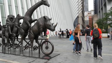 New York City, Birleşik Devletler - 10 Eylül 2023: Manhattan Downtown Financial District Caddesi. Dünya Ticaret Merkezi Oculus 'un yakınındakiler. ABD mimarisi. Vahşi yaşam sanat heykeli, bisiklet montajındaki hayvanlar.