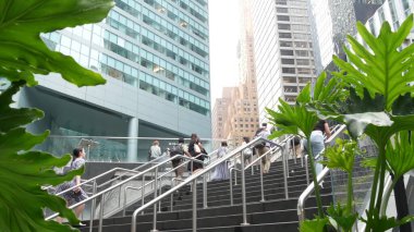 New York, ABD - 11 Eylül 2023 Manhattan Midtown ofis binaları, Lexington Bulvarı, ABD. Metro istasyonundan çıkan yayalar, 53. Cadde 'deki merdivenler, Amerikan şehir yaşamı..