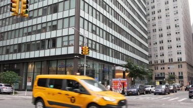 New York, Amerika Birleşik Devletleri - 9 Eylül 2023 Manhattan Financial District Water Caddesi kavşağı. Amerikan New York şehri hayatı. Şehir trafiği. Sarı taksi. İnsanlar yayalar, zebra.