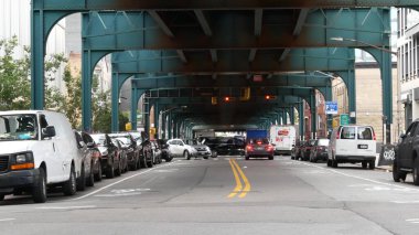 New York, Birleşik Devletler - 31 Ağustos 2023: sokağın üstündeki metro yükseltilmiş. Yolun üzerindeki Metropolitan Köprüsü, Queens. Long Island metro hattı, Court Meydanı. Metalik demiryolu altında arabalar. NYC şehir hayatı