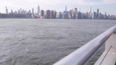 Feribottan New York City silueti. Manhattan şehir merkezinde, feribottan yükselen gökdelenler. Doğu nehri kıyısı manzarası, nehir kenarı mimarisi, ABD. Empire State, Chrysler Binası.