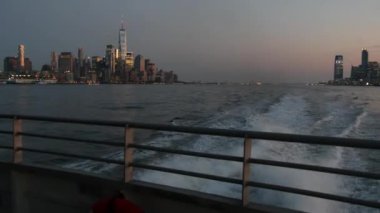 Feribottan New York City silueti. Manhattan şehir merkezinde. Feribottan Dünya Ticaret Merkezi gökdelenine. Hudson nehri kıyısı manzarası, nehir kıyısındaki binalar mimarisi, Finansal bölge, ABD.