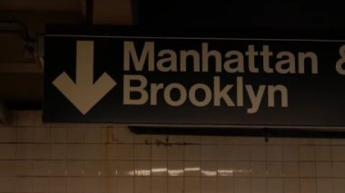 New York metro istasyonu içi, Manhattan mesaj tabelası. Yeraltı metropolü. Birleşik Devletler metro nakliye navigasyonu. Bilgi levhası kamu yolcu tren yolu. Şehir merkezi ve Brooklyn yönü