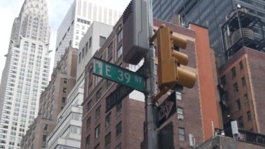 New York City kavşağı, Lexington caddesi kavşağı tabelası. Chrysler binası, Midtown bölgesi, NYC, ABD. Yükselen gökdelen mimarisi, tek yönlü yol işareti, trafik ışığı