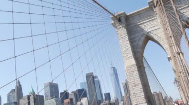 Brooklyn Köprüsü 'nden Manhattan' a, kablolar ve mavi gökyüzü. New York City silueti, finans bölgesi şehir manzarası. Dünya Ticaret Merkezi, ABD seyahat merkezi. Amerika Birleşik Devletleri. Hollanda açısı.