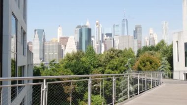 New York City Manhattan, Downtown Financial District Skyline şehir merkezi, Brooklyn Heights köprüsü, Birleşik Devletler. Şehir mimarisi, Dünya Ticaret Merkezi gökdeleni. Squibb Park Köprüsü