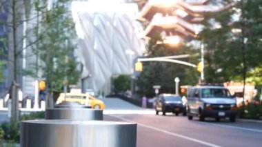 New York, Birleşik Devletler. Hudson Yards mimarisi Chelsea, Manhattan Midtown binası, NYC, ABD. Odaklanamayan insanlar, şehir trafiği, 34. Cadde. Sarı taksi kavşakta..