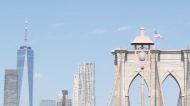 Brooklyn Köprüsü 'nden Manhattan' a. New York City gökyüzü mimarisi, finans bölgesi şehir manzarası. Dünya Ticaret Merkezi, Dünya Ticaret Merkezi gökdeleni, fener. ABD seyahat rotası. Amerika Birleşik Devletleri.