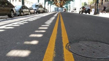 New York caddesinin yukarısında metro var. Yolun üzerindeki Metropolitan Köprüsü, Queens. Long Island metro hattı üzerinde, Court Square, ABD. Vintage metalik demiryolu altında arabalar. Şehir hayatı.