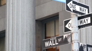 New York Şehri Birleşik Devletleri. Aşağı Manhattan Mali Bölgesi Şehir Mimarisi. Borsa binasının yanındaki Amerikan Wall Street yol tabelası, Amerikan Borsası. Tek yön trafik oku işareti.