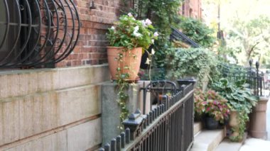 New York City konak binası, Brooklyn Heights yerleşim bölgesi, ABD. Brownstone şehir mimarisi, bağlı ev. Amerika Birleşik Devletleri emlak, Amerikan mülkü, New York 'ta apartmanlar ve evler.