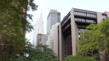 New York Manhattan Midtown mimarisi. Chrysler binası, ikonik gökdelen, 42 sokak, ABD. Amerikan şehir manzarası, ünlü NYC kulesi, Birleşik Devletler. Tudor City Köprüsü 'nden. Ağaçlar