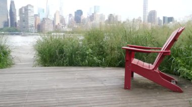 New York şehri kıyısı silueti, Manhattan şehir merkezi binaları, nehir kıyısındaki gökdelenler, doğu nehri suyu. Liman kenti manzarası, Gantry Plaza Park, Long Island, Queens. Birleşik Devletler. Koltuk sırası..