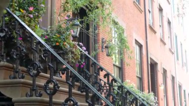 New York City konak binası, Brooklyn Heights yerleşim bölgesi, ABD. Brownstone şehir mimarisi, bağlı ev. Amerika Birleşik Devletleri emlak, Amerikan mülkü, New York 'ta apartmanlar ve evler.